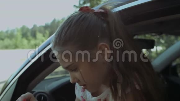 可爱的孩子在车里吹肥皂泡视频的预览图