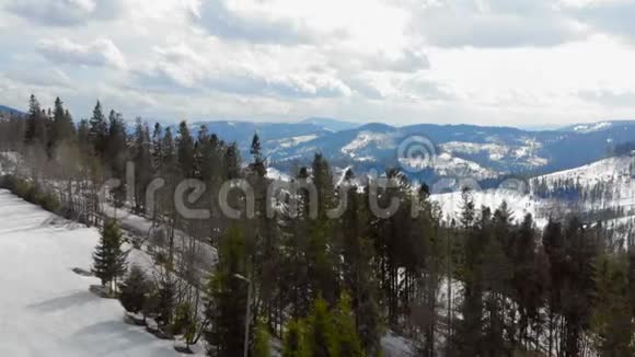 在阳光明媚的一天鸟瞰冬天美丽山脉的全景冬天的蓝天和美丽的山视频的预览图