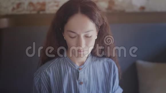 女人的肖像吸入茶的气味视频的预览图