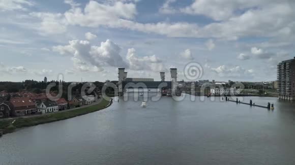 在夏季阳光明媚的一天霍兰塞IJssel河中的一道防洪屏障视频的预览图