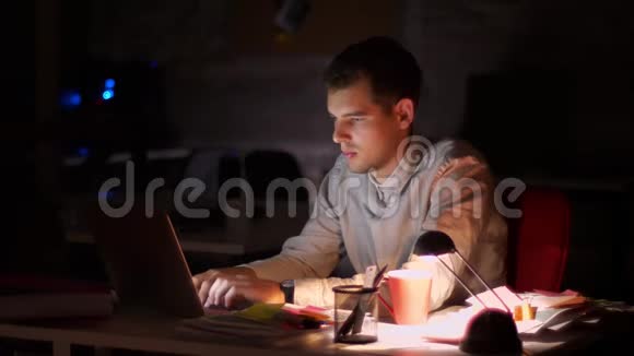 有重点工作的男性坐着拿着文件和看手提电脑屏幕时检查文件的录像视频的预览图