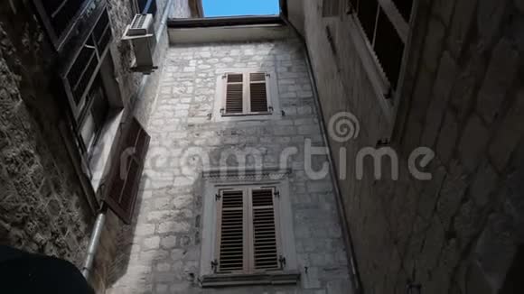 在老城区Kotor的街道上拍摄稳定的广角相机视频的预览图