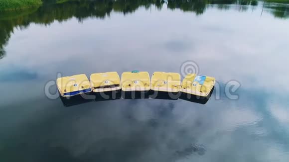 飞越脚踏船上湖水空中全景视频4K视频的预览图
