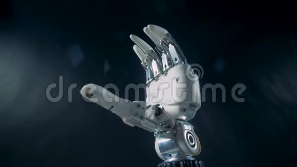 假肢自动弯曲手指关闭未来派机器人概念视频的预览图