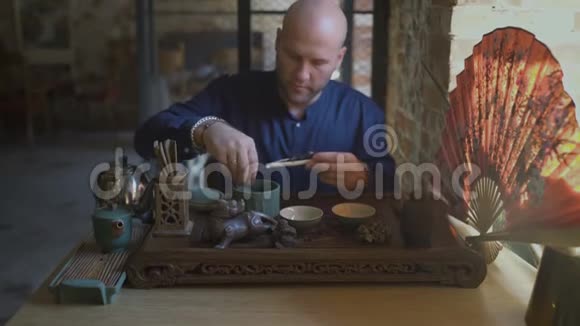 师用水浇茶叶茶道仪式视频的预览图