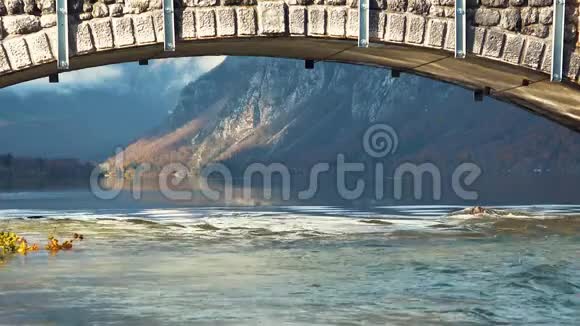 秋季斯洛文尼亚石桥下的水流视频的预览图