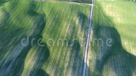 托斯卡纳的空中自然景观美丽的山林田野和葡萄园视频的预览图
