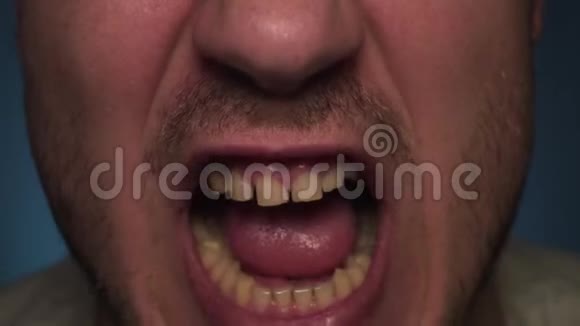 一个人在镜头前张大嘴巴视频的预览图
