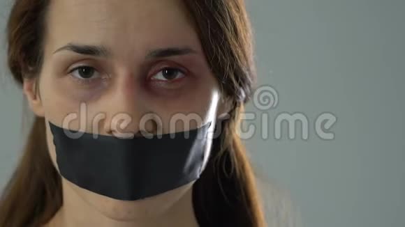 伤心的女人用胶带绑住了双手无助的绑架受害者视频的预览图