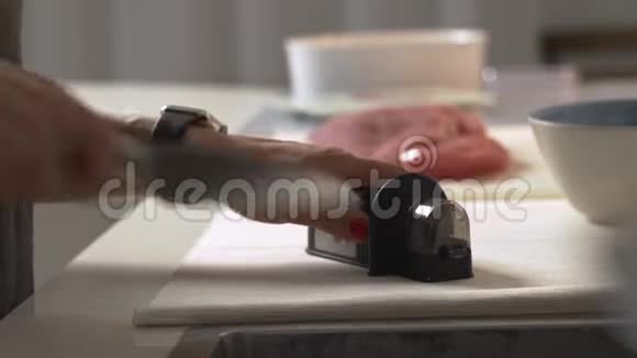 厨房专用卷笔刀的手工磨刀视频的预览图