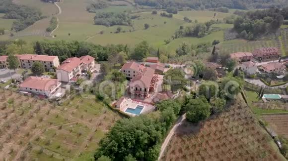 空中射击美丽的意大利托斯卡纳观小镇或别墅视频的预览图