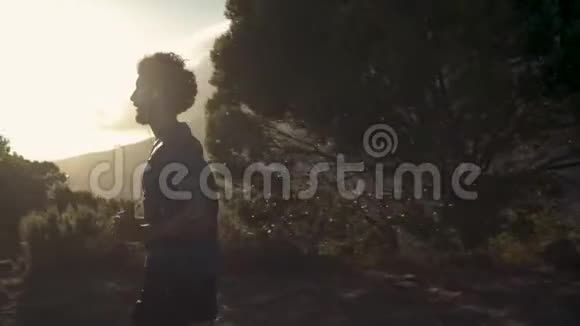 运动青年在山路上奔跑视频的预览图