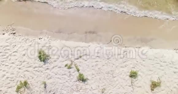 乌克兰BessarabiaKiliya地区的白沙滩沙丘上的黑海海浪自上而下的俯视图视频的预览图