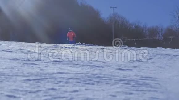 雪道关闭滑雪场滑雪板雕刻在完美的装饰雪上视频的预览图