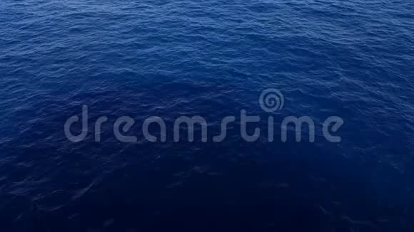 海波特写水面在一个明亮的日子海洋背景照片明亮的蓝色透明水视频的预览图
