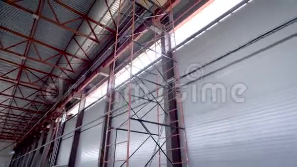 天花板工业机库或仓库吊顶高金属施工严重建造过程视频的预览图