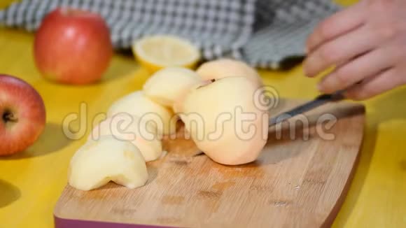女人在厨房里剥苹果女人用刀子剥苹果切皮苹果视频的预览图