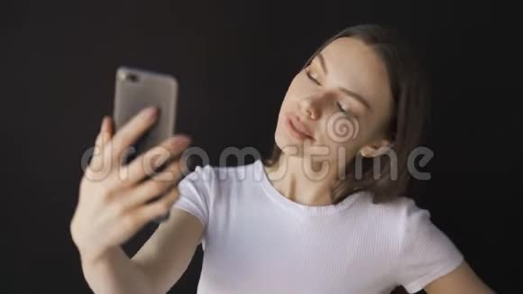 有智能手机聊天和手势的女性博主女孩打视频电话视频的预览图