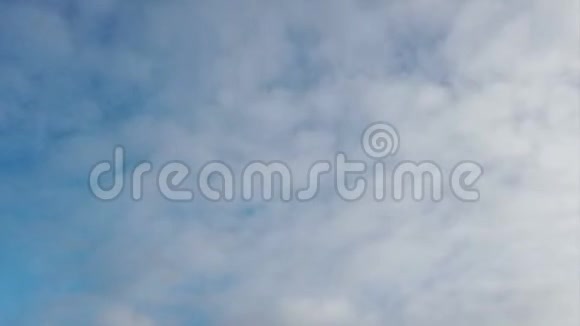 阿尔托积云在时间上快速移动直到蓝天视频的预览图