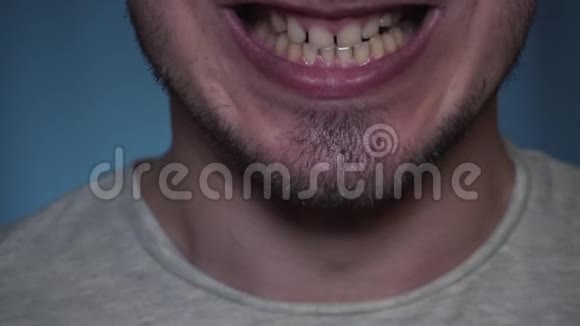 一个人在镜头前张大嘴巴视频的预览图