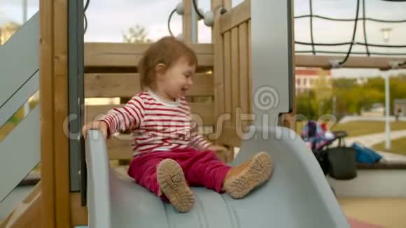 坐在滑梯顶端的小女孩视频的预览图