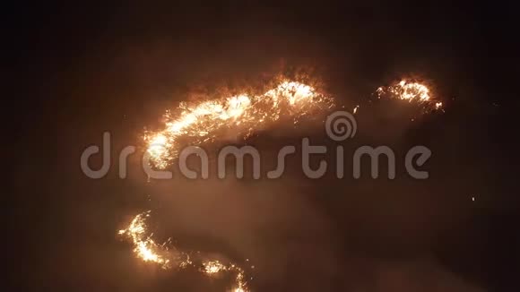空中观景夜火田野上燃烧着干草4K视频的预览图