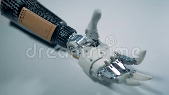 双手假体放在桌子上真正的机器人手视频的预览图