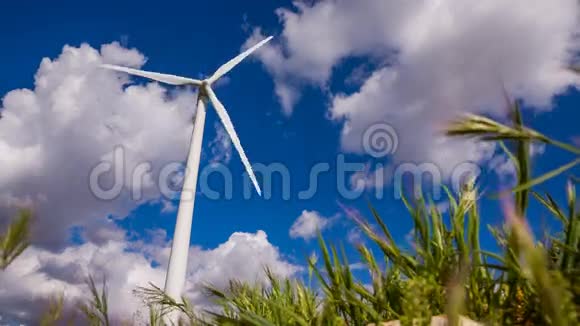 风力涡轮机的正面视图视频的预览图