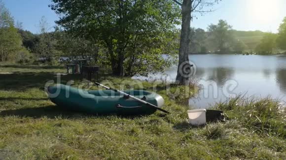 池塘上的橡皮艇视频的预览图