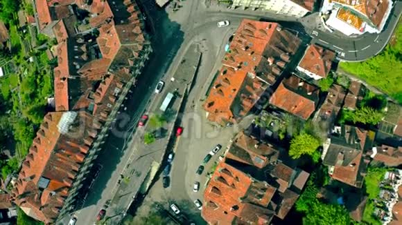 鸟瞰老城街道的俯视图瑞士伯尔尼视频的预览图