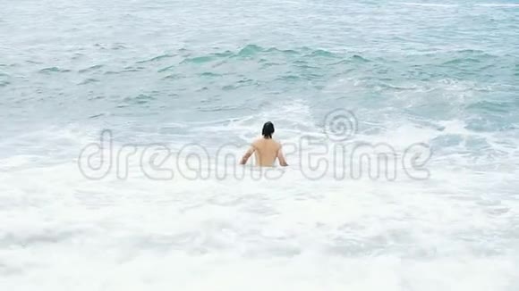 一位游客潜入大海浪头很长动作很慢视频的预览图