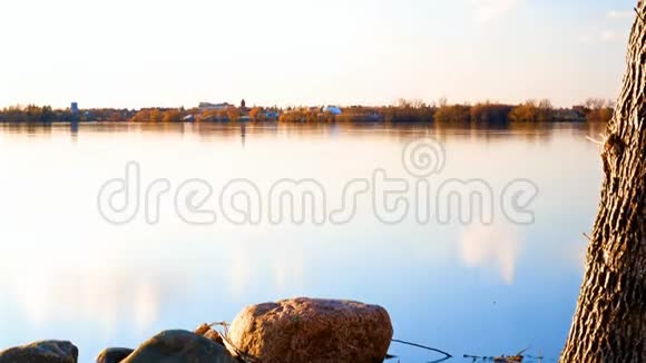 明尼苏达的贝米吉在日落时分穿过密西西比河上的第一个湖泊欧文湖在一个延时剪辑中被看到视频的预览图