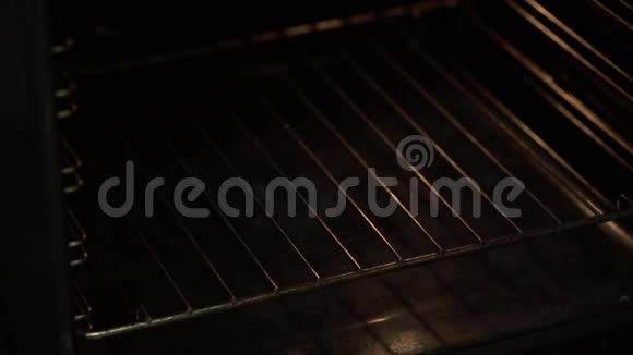 女厨师把蔬菜和鸡肉放在烤箱里烤健康的有机食品视频的预览图
