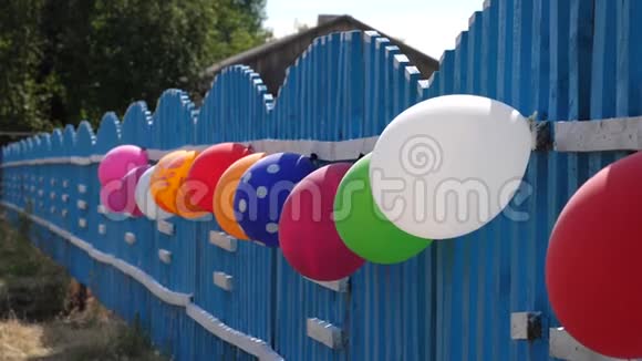 栅栏用气球装饰节日的美丽设计儿童假期节日装饰视频的预览图