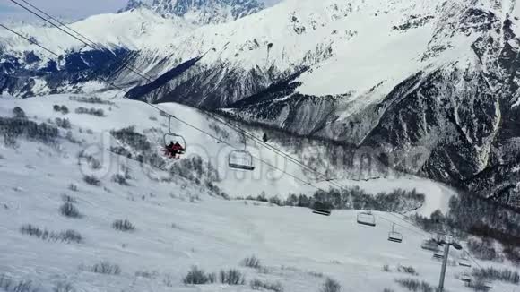 人们使用滑雪电梯到达山顶背景是一座令人惊叹的山4K视频的预览图