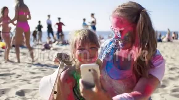 女孩在圣海滩派对上拍照视频的预览图