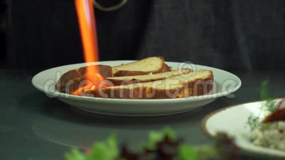厨师在餐厅烧面包使面包变得脆而热火焰视频的预览图