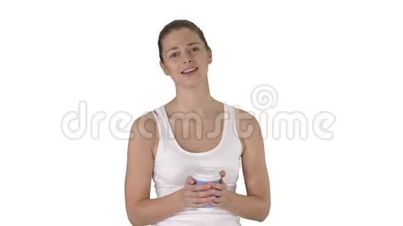 迷人的休闲年轻女人说话拿着一杯白色背景的带走咖啡视频的预览图