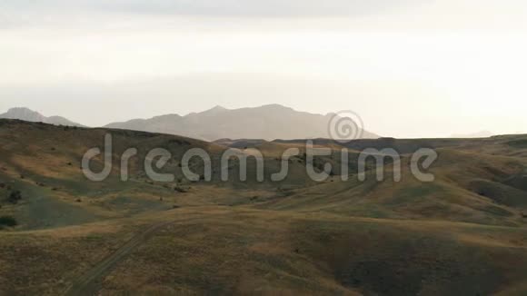 山地公路鸟瞰图山体背景被雾笼罩射击飞过视频的预览图