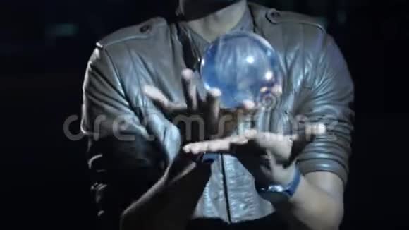 4K魔术师在他的脉冲之间滚动一个球视频的预览图