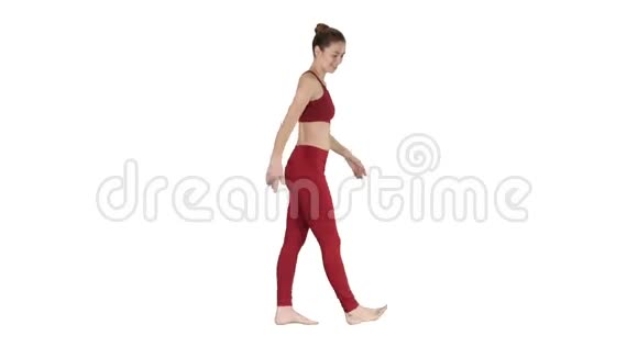 在白色背景下行走时伸展手臂的女性运动员视频的预览图