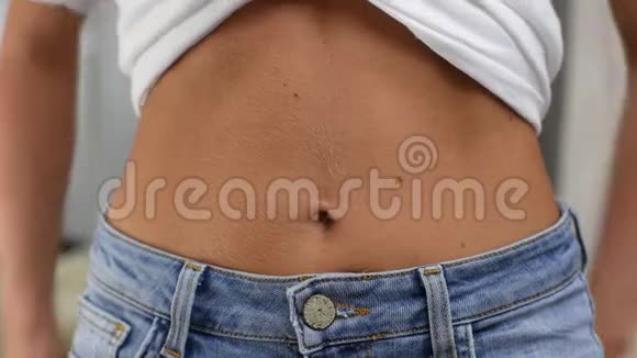 穿牛仔裤的快乐女人减肥后的腰围视频的预览图