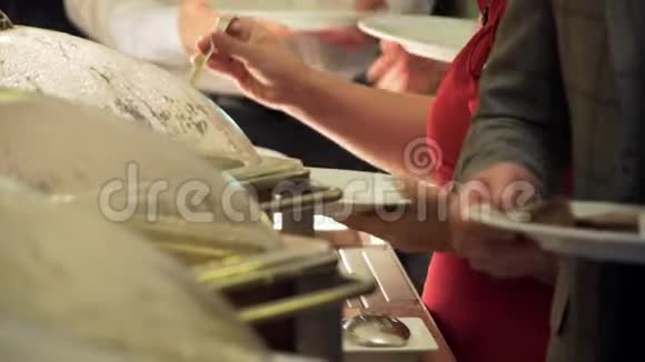 自助餐客人带食物4K视频的预览图