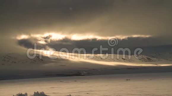 冬天日落时住在山上的云视频的预览图