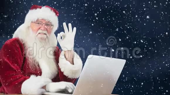 圣诞老人坐在他的笔记本电脑前加上下雪视频的预览图