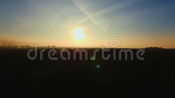 凌晨时分阿雷亚尔在城市的无人机中被太阳升起视频的预览图