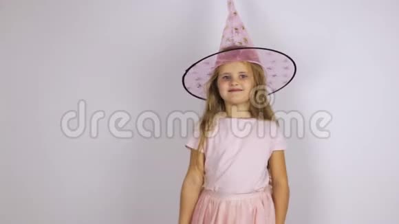 戴着嘉年华帽子的女孩跳起舞来视频的预览图