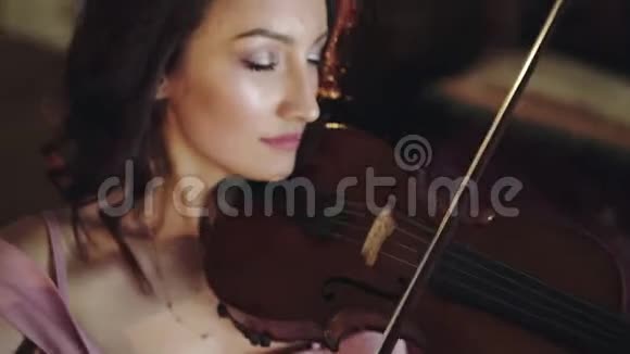在卧室里演奏旋律的聪明小提琴手画像视频的预览图