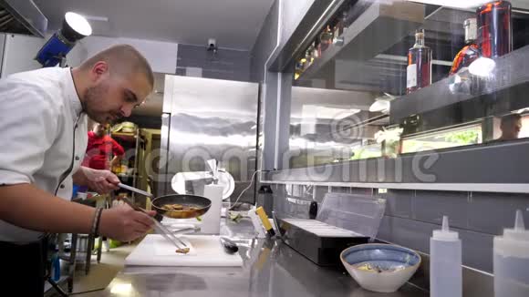 烹饪的地方煮鹅肝视频的预览图