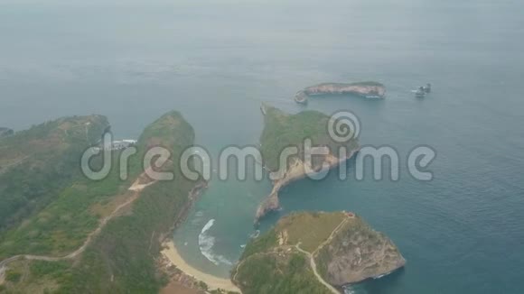 鸟瞰岛悬崖蓝色海水和海浪印度尼西亚巴厘岛视频的预览图